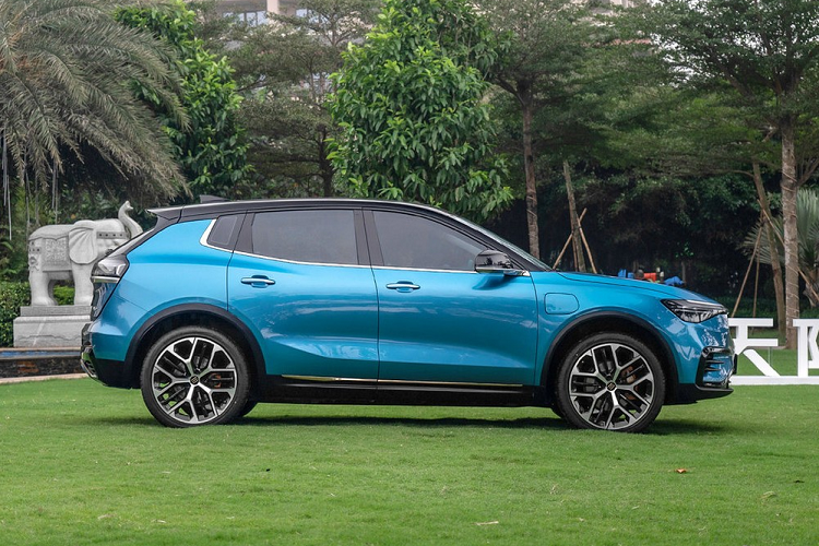 Theo thông báo của nhà sản xuất, Enovate ME7 sẽ có hai phiên bản cự li di chuyển và tổng cộng 5 biến bản trang bị. Cự li di chuyển lần lượt của hai bản là 410 km và 530 km theo chu trình NEDC, giá xe Enovate ME7 sau khi trừ các khoản phí trợ cấp là từ 218.800 – 289.800 nhân dân tệ (tương đương 749 – 992 triệu đồng).