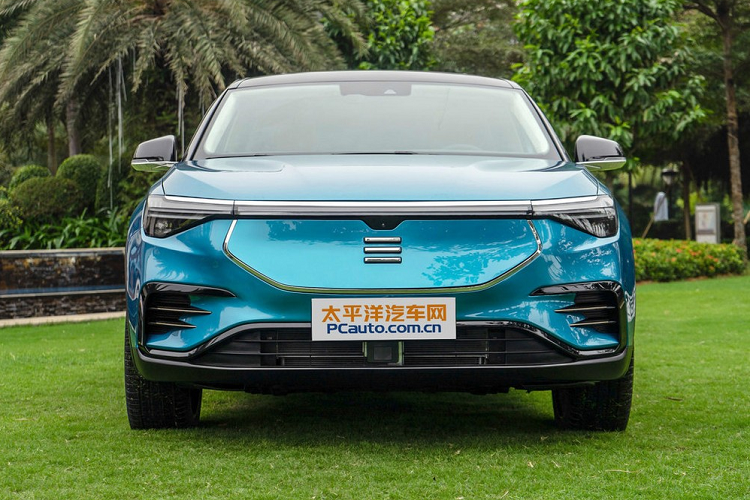 Trên phương hình thức bên ngoài, Enovate ME7 chạy điện mang dáng vẻ hiện đại và nhiều chi tiết góc cạnh. Vì là xe điện, nó áp dụng kiểu lưới tản nhiệt khép kín, hai dải đèn pha đều là dạng LED và mang thiết kế kiểu thanh dài, kết nối với nhau bằng một dải LED bên dưới nắp capô, qua đó tạo cảm giác xe rộng hơn thường. Cấu trúc bên trong của đèn pha và hốc gió phía dưới đều là những đường kẻ ngang tương tự logo thương hiệu, nhờ vậy mà thể hiện thêm sự tinh tế của đội ngũ thiết kế.