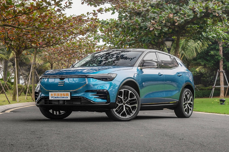 Vào ngày 19/9/2020 vừa qua, Enovate Motors, một công ty khởi nghiệp xe điện mới mẻ ở Trung Quốc, đã chính thức bán ra thị trường mẫu xe sản xuất đại trà đầu tiên là Enovate ME7 2021 mới. Mẫu SUV điện này được chế tạo bằng một khái niệm thiết kế gọi nôm na là “thẩm mỹ tái thiết tiên phong”. Không gian nội thất xe có tới 5 màn hình kết nối với nhau, nhấn mạnh tính chất công nghệ, tạo nên một khoang lái thông minh.