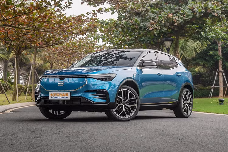 Vào ngày 19/9/2020 vừa qua, Enovate Motors, một công ty khởi nghiệp xe điện mới mẻ ở Trung Quốc, đã chính thức bán ra thị trường mẫu xe sản xuất đại trà đầu tiên là Enovate ME7 2021 mới. Mẫu SUV điện này được chế tạo bằng một khái niệm thiết kế gọi nôm na là “thẩm mỹ tái thiết tiên phong”. Không gian nội thất xe có tới 5 màn hình kết nối với nhau, nhấn mạnh tính chất công nghệ, tạo nên một khoang lái thông minh.