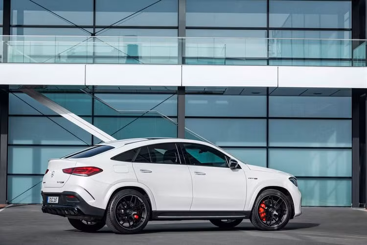 Những nâng cấp về công nghệ của Mercedes-AMG GLE 63 S Coupe 2021 bao gồm hệ thống MBUX với hai màn hình cảm ứng đều có kích thước 12,3 inch, điều khiển bằng giọng nói, các màn hình AMG riêng biệt, định vị MB với thông tin thực về giao thông được cập nhật bản đồ qua mạng trong 3 năm, sạc không dây thông minh, hệ thống âm thanh vòm Burmester, đèn viền nội thất 64 màu, ghế trước thông gió và sưởi cùng tính năng khởi động xe từ xa.