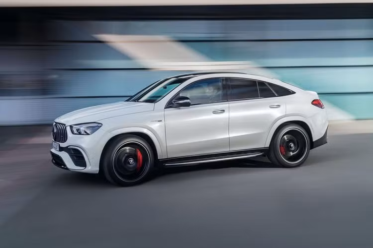 Khả năng hiệu suất ấn tượng kể trên mới chỉ là một nửa sự thú vị của GLE 63 S Coupe 2021, bởi vi chiếc coupe crossover hạng sang của Mercedes còn nhận được khá nhiều tính năng mới để giúp xe nhanh nhẹn và năng động hơn.