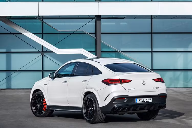 Cụ thể, Mercedes-AMG GLE 63 S Coupe mới được xây dựng trên gầm bệ và các công nghệ tương tự bản SUV, xe có các trang bị tiêu chuẩn đáng chú ý là hệ thống chống lật chủ động Active Ride Control, bộ giá đỡ động cơ chủ động AMG, hệ thống treo khí nén AMG Ride Control + với giảm chấn thích ứng và bộ khóa vi sai điện tử mới phía sau.