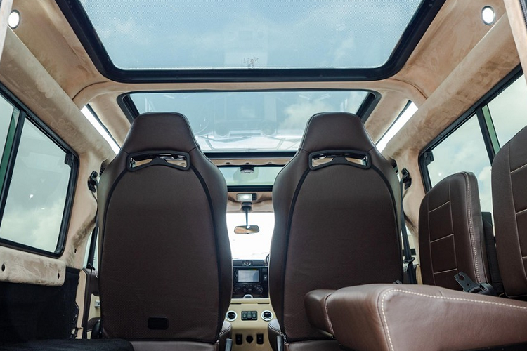 Phần còn lại trong nội thất Project Windswept cũng rất sang trọng với ghế ngồi Corbeau Trailcat được hoàn thiện thủ công trong màu nâu và bọc da Nappa.