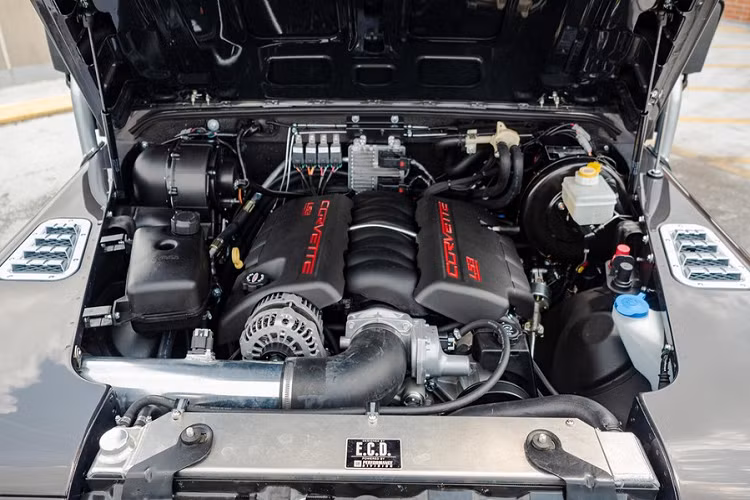 Động cơ được ghép cặp với một hộp số tự động 6 cấp và chiếc Defender cụ thể này còn sử dụng công nghệ hệ thống treo khí của ECD để mang tới trải nghiệm êm ái hơn.