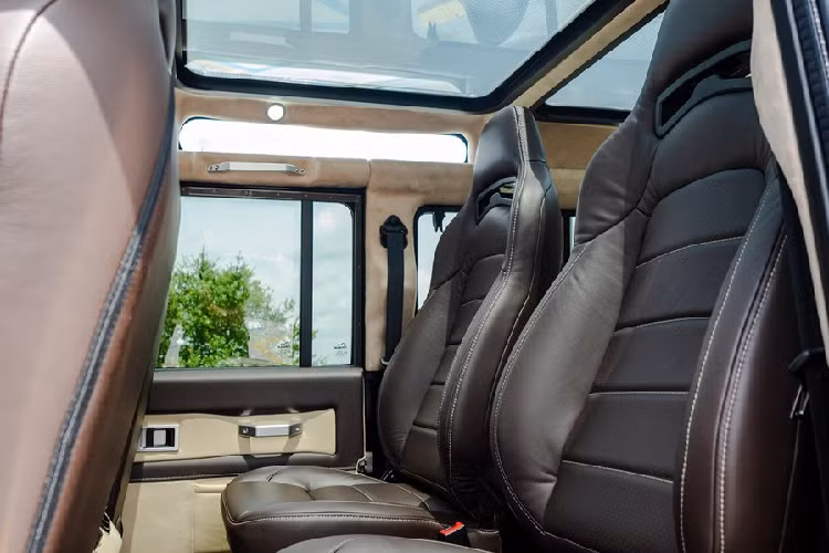 Những tiện ích hiện đại khác bao gồm một hệ thống âm thanh Alpine, hai bộ loa siêu trầm Kenwood, một bộ sạc điện thoại không dây, loa đi lùi, khóa từ xa, và cửa sổ tự động.