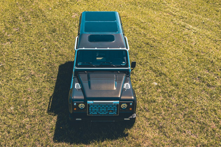 Project Windswept sẽ được gửi tới một khách hàng tại Canada trong tháng này, và ECD nói rằng nó là chiếc đầu tiên có trang bị tùy chọn nóc kính mới của họ. ECD đã hoàn thiện chiếc Defender trong màu nâu sẫm được gọi là Havana và trang bị cho nó bộ la-zăng Zermatt Silver cỡ 18 inch, bậc cửa bằng bạc, lưới tản nhiệt bạc, và cả khung chống lật 4 điểm cũng bằng bạc Zermatt.