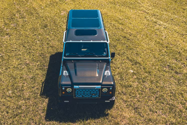 Project Windswept sẽ được gửi tới một khách hàng tại Canada trong tháng này, và ECD nói rằng nó là chiếc đầu tiên có trang bị tùy chọn nóc kính mới của họ. ECD đã hoàn thiện chiếc Defender trong màu nâu sẫm được gọi là Havana và trang bị cho nó bộ la-zăng Zermatt Silver cỡ 18 inch, bậc cửa bằng bạc, lưới tản nhiệt bạc, và cả khung chống lật 4 điểm cũng bằng bạc Zermatt.