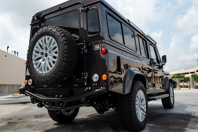 Mặc dù nhà sản xuất không cung cấp giá xe Land Rover Defender độ, nhưng ước tính chi phí cho một chiếc Project Windswept là khoảng 200.000 USD.