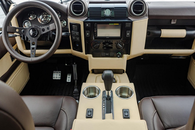 Bố cục ghế ngồi này có phần lạ lùng, song vẫn đảm bảo độ rộng rãi và tiện dụng cho mọi người ngồi.