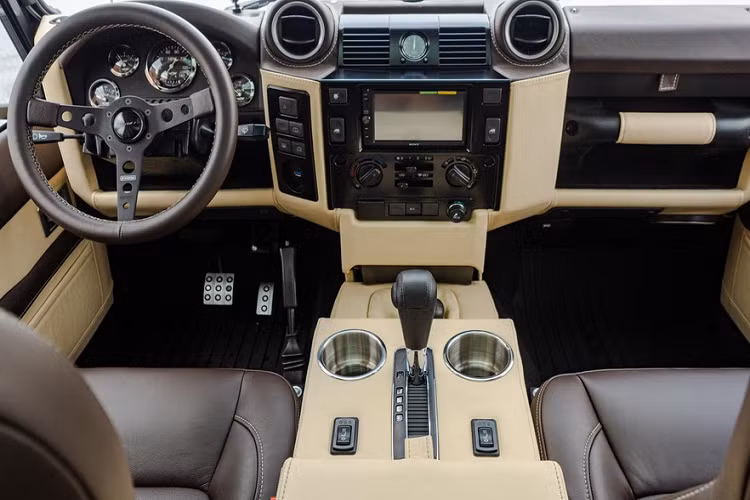 Bố cục ghế ngồi này có phần lạ lùng, song vẫn đảm bảo độ rộng rãi và tiện dụng cho mọi người ngồi.