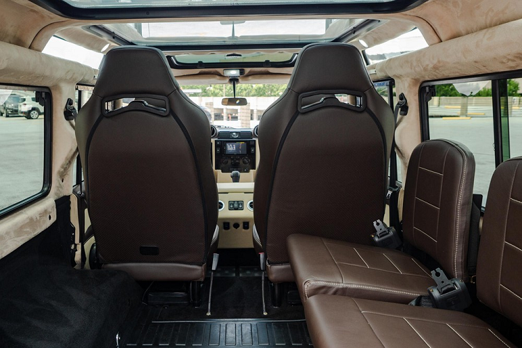 Chiếc xe có hai ghế ngồi thông gió và sưởi ấm ở phía trước, thêm hai ghế ngồi ôm đơn lẻ ở hàng giữa, và hai ghế quay mặt sang một bên.