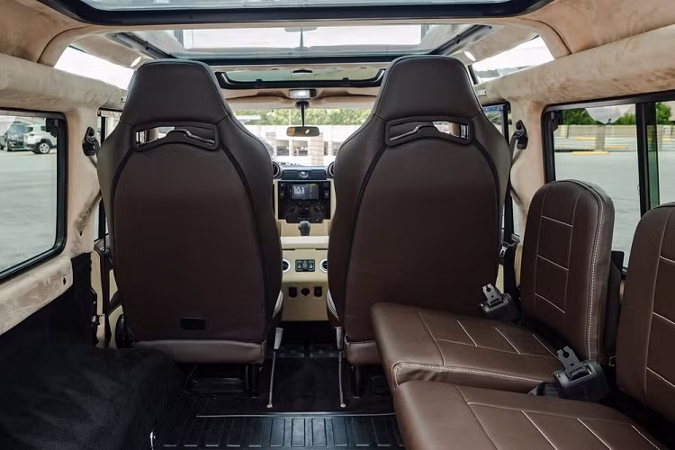 Chiếc xe có hai ghế ngồi thông gió và sưởi ấm ở phía trước, thêm hai ghế ngồi ôm đơn lẻ ở hàng giữa, và hai ghế quay mặt sang một bên.