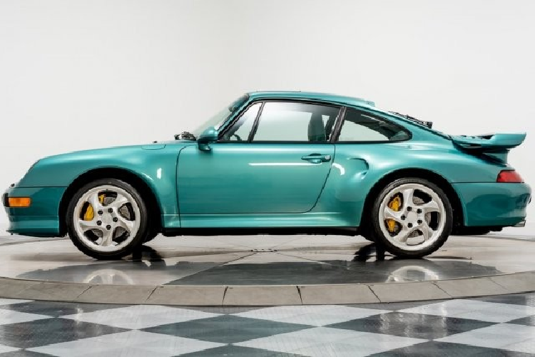Đầu tiên là việc chiếc xe thể thao Porsche 993 Turbo S 1997 này được chủ nhân cũ thực hiện một chương trình cá nhân hoá rất tốn kém và không có chiếc xe thứ 2 nào giống như vậy được sản xuất.