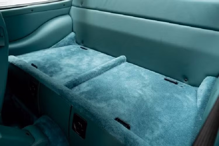 Điểm thú vị tiếp theo chính là việc bên trong khoang nội thất của chiếc Porsche 911 Turbo S 1997 hàng hiếm đang rao bán hơn 20 tỷ đồng tiếp tục được "tắm" với tông màu xanh chủ đạo. Ghế ngồi, vô-lăng, táp-lô đều được bọc da màu xanh lá Nephrite Green.