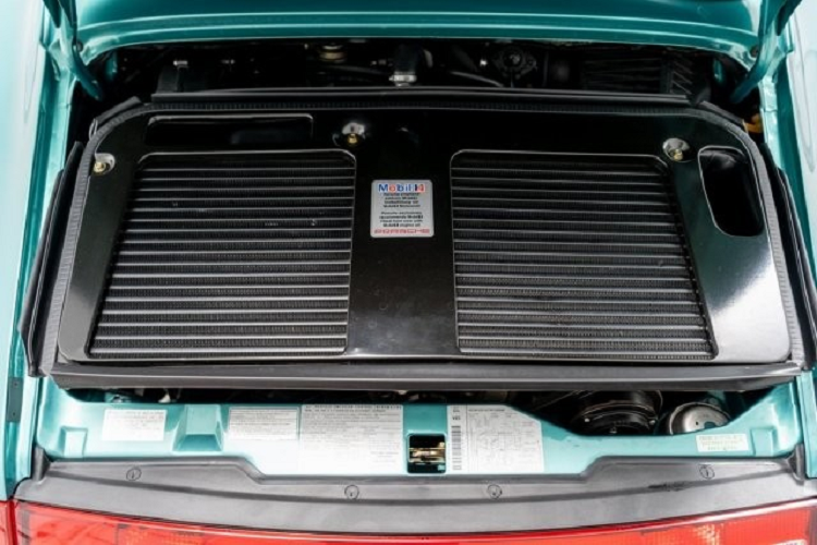 Trong khi phần thảm chân, ghế ngồi phụ phía sau, trần xe và bảng điều khiển trung tâm được bọc da lộn cùng màu.