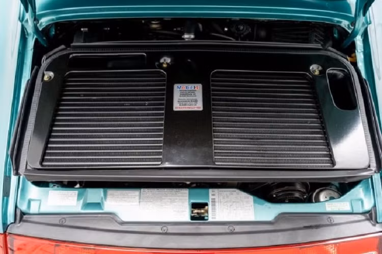 Trong khi phần thảm chân, ghế ngồi phụ phía sau, trần xe và bảng điều khiển trung tâm được bọc da lộn cùng màu.