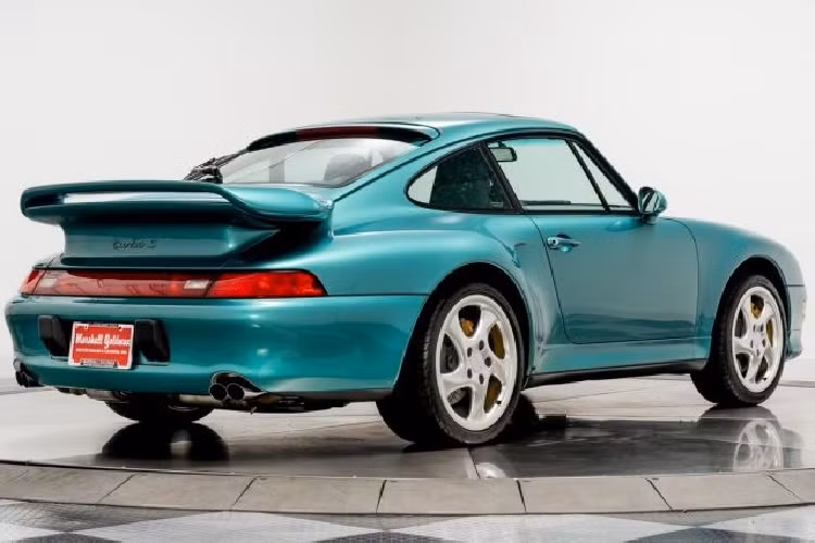 Ngoại thất chiếc Porsche 911 Turbo S 1997 đang rao bán hơn 20 tỷ đồng sở hữu màu sơn xanh Wimbledon Green rất độc đáo và sành điệu ở tại thời điểm này.