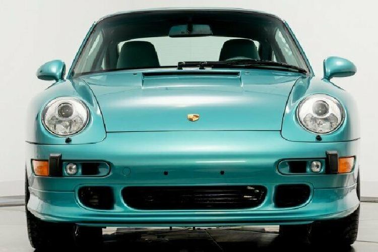 Một số chiếc xe thể thao Porsche 993 Turbo S 1997 hiện đang trong tầm ngắm của giới đam mê xe Porsche, tuy nhiên, nếu hay tin có một chiếc Porsche 911 đời 993 nào đó được chủ xe rao bán với mức giá 899.900 đô la, tương đương 20,9 tỷ đồng sẽ khiến không ít người cảm thấy choáng.