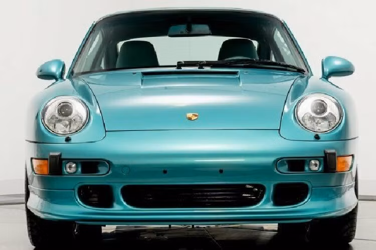 Một số chiếc xe thể thao Porsche 993 Turbo S 1997 hiện đang trong tầm ngắm của giới đam mê xe Porsche, tuy nhiên, nếu hay tin có một chiếc Porsche 911 đời 993 nào đó được chủ xe rao bán với mức giá 899.900 đô la, tương đương 20,9 tỷ đồng sẽ khiến không ít người cảm thấy choáng.