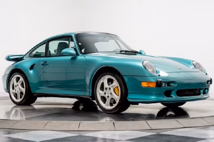 Với mức giá trên, nhiều người có thể mua được tới 2 chiếc siêu xe Porsche 911 GT2 RS hay một chiếc Porsche 935 mới mà trong tài khoản vẫn chưa hết số tiền 899.900 đô la. Vậy lý do vì sao chủ xe lại "hét giá" lên đến gần 900.000 đô la đã khiến cộng đồng mạng tò mò.