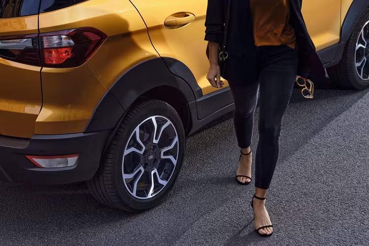 Ở phía trước, lưới tản nhiệt Ford EcoSport Active 2021 mới được tinh chỉnh và tăng khoảng sáng gầm. Bộ mâm xe hợp kim 17 inch được làm mới với họa tiết chữ Y. Đáng chú ý là xe có tùy chọn ngoại thất 2 tone màu trẻ trung. Xe còn có huy hiệu A (Active) ở chắn bùn trước.