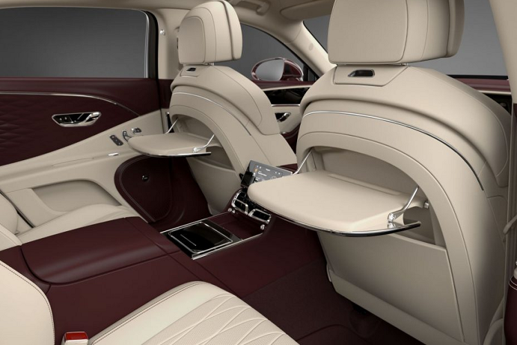 Ngoài ra, chiếc xe siêu sang Bentley Flying Spur mới cũng có thể sở hữu các họa tiết chỉ khâu chéo cũng như da bán Anilin cao cấp. Theo công bố từ Bentley, mỗi khoang cabin sẽ tốn đến 115 mét chỉ khâu, tốn đến 18 giờ làm việc với 11.000 mũi khâu khác nhau để hoàn thành. Những đường chỉ khâu này được cho là cực kỳ bền, được nhuộm màu theo công nghệ đặc biệt để giúp chúng có độ bèn tương đương tuổi thọ của chiếc xe.