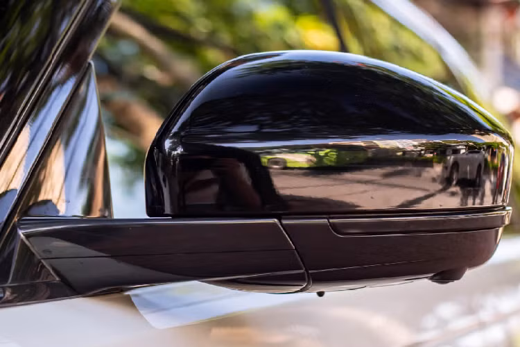 Xe Range Rover luôn là một trong những phương tiện xa xỉ có giá bán vượt xa tầm với của nhiều người. Nếu bạn còn trẻ, đang có khoảng 4,5 tỷ đồng để mua SUV hạng sang thì lựa chọn một chiếc Range Rover Velar trang bị đầy đủ “đồ chơi” đã qua sử dụng là một gợi ý không thể bỏ qua.