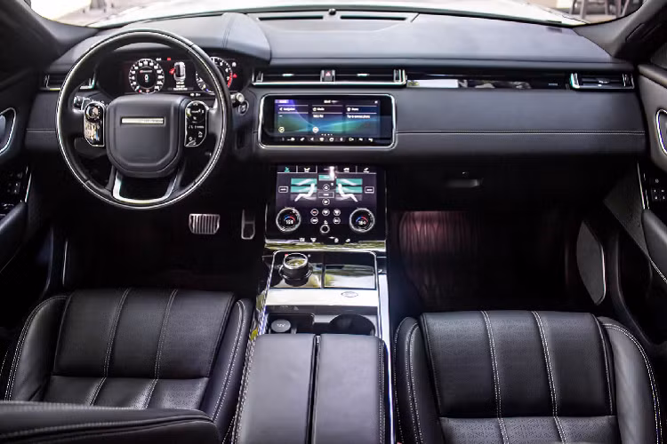 Range Rover Velar R-Dynamic SE 2.0P sử dụng động cơ xăng Ingenium 4cyl dung tích 2.0L tăng áp cho công suất tối đa 246 mã lực và mô-men xoắn 365 Nm. Sức mạnh được truyền xuống bốn bánh (AWD) thông qua hộp số tự động 8 cấp.