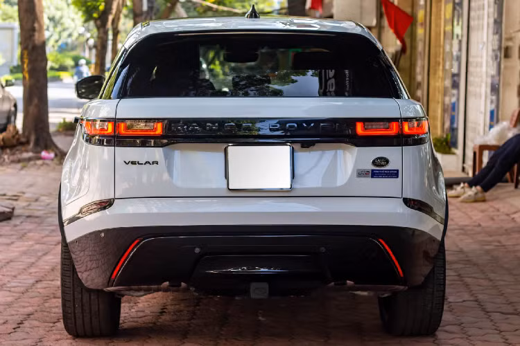 Không chỉ là một phương tiện, có thể ví von Range Rover Velar là một món đồ trang sức đắt giá, thể hiện cá tính của chủ nhân. Mặc dù đã được ra mắt nhiều năm, nhưng tại Việt Nam, rất ít khi bắt gặp một chiếc Range Rover Velar lăn bánh trên đường.