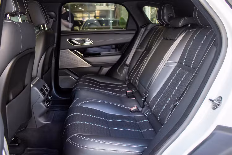 Ghế ngồi bọc da Windsor, ghế lái chỉnh điện 20 hướng có nhớ vị trí cho cả ghế lái xe và ghế hành khách tích hợp massage và sưởi ấm/làm mát cho ghế trước (bao gồm tay vịn ghế sau và ngả điện),… Range Rover Velar cung cấp hầu như đầy đủ các “đồ chơi” mà khách hàng khó tính cần ở một chiếc SUV hạng sang.