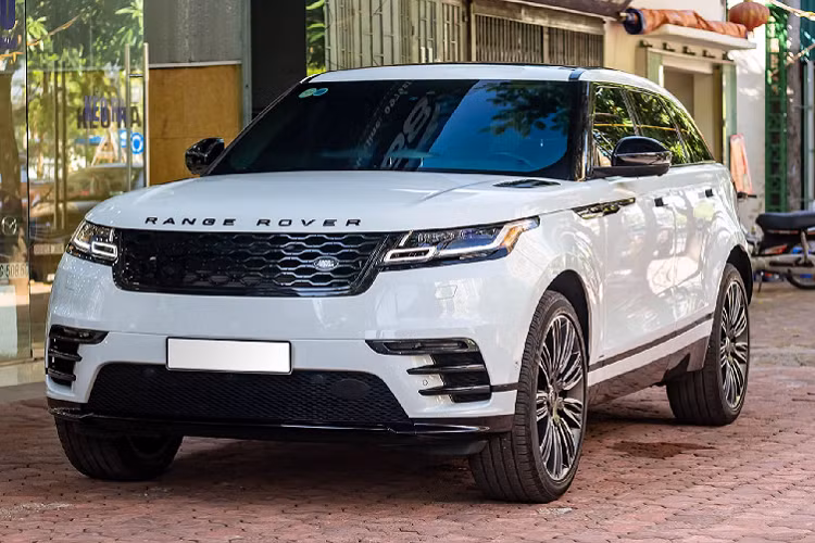 SUV hạng sang Range Rover Velar là mẫu xe được định vị nằm giữa hai “người anh em” Evoque và Ranger Rover Sport trong gia đình xe Range Rover. Hiện tại, để sở hữu một chiếc Range Rover Velar nhập chính hãng, người mua sẽ chi không dưới 4 tỷ đồng cho phiên bản Tiêu Chuẩn và 5,4 tỷ đồng cho phiên bản 2.0P 300PS R-Dynamic HSE cao cấp nhất.