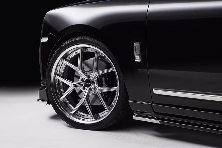 Tương tự như những dự án xe độ khác trước đây của Wald International, mẫu SUV siêu sang đến từ Anh Quốc giờ đây trông dữ dằn hơn hẳn. Với những trang bị mới, chiếc xe độ rõ ràng có gầm thấp hơn xe tiêu chuẩn. Công ty độ không nói về gì về sự thay đổi dưới nắp capô, có lẽ là thấy khối động cơ chính hãng đã là thừa đủ mạnh.