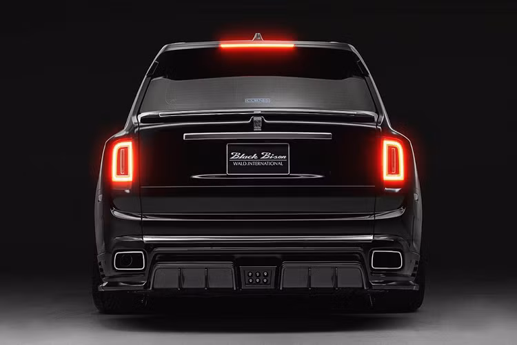 Hơn nữa, đây cũng không phải lần đầu tiên có một công ty độ xe hậu mãi động tay vào Cullinan; VF Engineering từng cung cấp giải pháp nâng cấp phần mềm để tăng công suất lên 663 mã lực và 1.000 Nm mô-men xoắn cực đại với chi phí chỉ khoảng 4.000 USD. Nếu kết hợp cùng với bộ body kit có giá khoảng 11.400 USD của Wald International, người mua sẽ có trong tay một chiếc SUV Rolls-Royce Cullinan độ khủng vừa sang vừa hầm hố vừa mạnh mẽ đáng gờm bậc nhất trên đời.