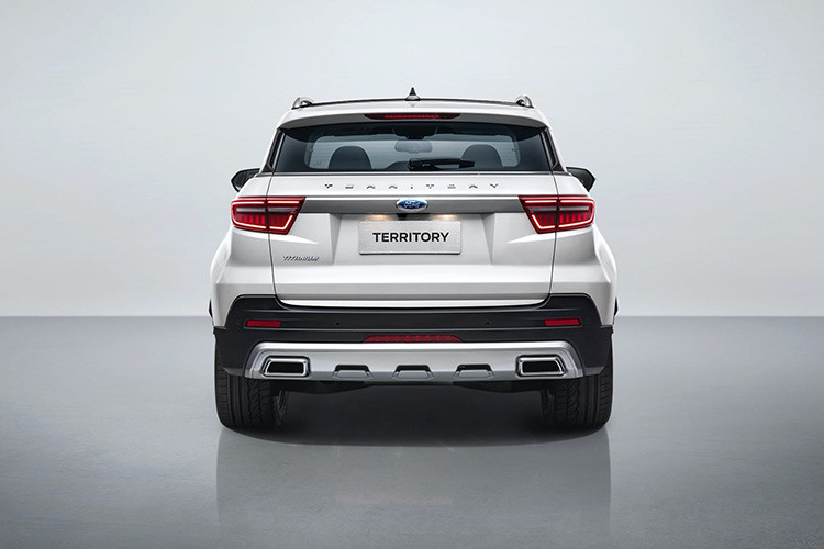 Về thiết kế ngoại thất, Ford Territory 2020 sở hữu những đường nét cơ bắp, vạm vỡ theo đúng chất xe Mỹ. Ở khu vực đầu xe, Territory 2020 nổi bật với thiết kế lưới tản nhiệt mỏng, dài và nối trực tiếp với cụm đèn chiếu sáng chính. Phía bên dưới, bộ cản của Territory to bản cùng thiết kế đèn định vị hình móc câu bao trọn cụm đèn sương mù.