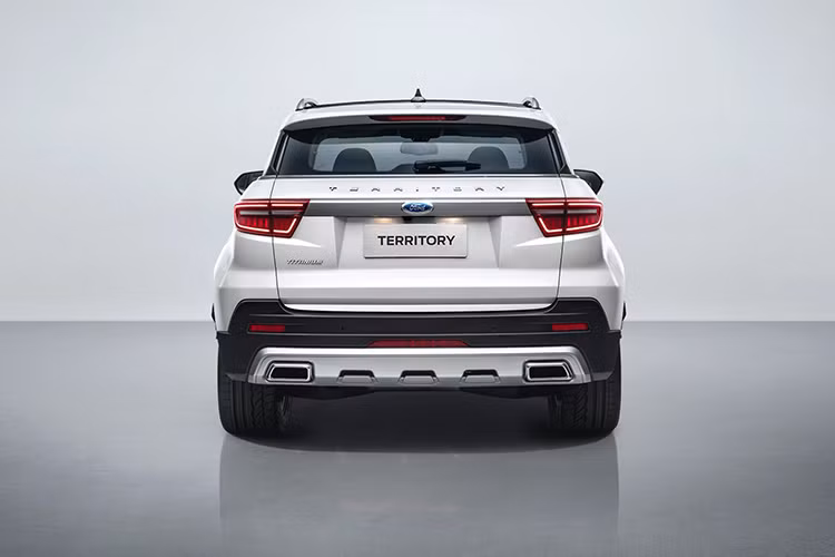 Về thiết kế ngoại thất, Ford Territory 2020 sở hữu những đường nét cơ bắp, vạm vỡ theo đúng chất xe Mỹ. Ở khu vực đầu xe, Territory 2020 nổi bật với thiết kế lưới tản nhiệt mỏng, dài và nối trực tiếp với cụm đèn chiếu sáng chính. Phía bên dưới, bộ cản của Territory to bản cùng thiết kế đèn định vị hình móc câu bao trọn cụm đèn sương mù.