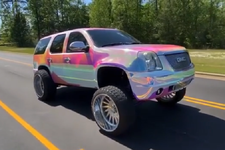 Cụ thể hơn, đoạn video cho thấy chiếc xe SUV GMC độ điên rồ này chạy trên đường phố đã thu hút nhiều sự chú ý trên diễn đàn Reddit, và khiến những ai tò mò tìm tới tài khoản Instagram và TikTok của chủ xe.