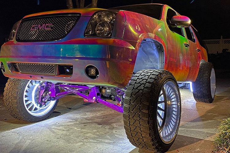 Một câu hỏi lớn mà nhiều người băn khoăn khi nhìn thấy chiếc xe này chắc hẳn là “Lái nó như thế nào?”. Với phía trước được nâng cao hơn hẳn, cầm lái chiếc xe này có lẽ là một nhiệm vụ khó khăn bởi người ngồi sau vô lăng nhất định không có tầm nhìn tốt. Hơn nữa, chiếc xe này chắc cũng không đảm bảo an toàn nếu chẳng may xảy ra tai nạn.