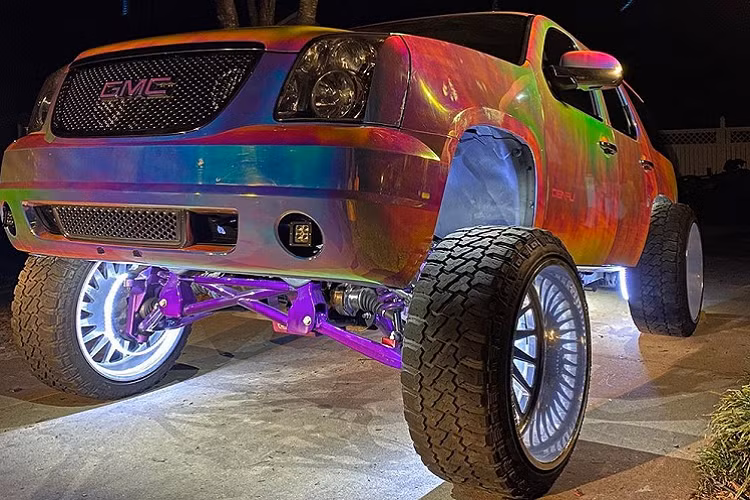 Một câu hỏi lớn mà nhiều người băn khoăn khi nhìn thấy chiếc xe này chắc hẳn là “Lái nó như thế nào?”. Với phía trước được nâng cao hơn hẳn, cầm lái chiếc xe này có lẽ là một nhiệm vụ khó khăn bởi người ngồi sau vô lăng nhất định không có tầm nhìn tốt. Hơn nữa, chiếc xe này chắc cũng không đảm bảo an toàn nếu chẳng may xảy ra tai nạn.