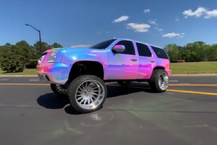 Để có được một dáng đứng “ngẩng đầu” cực khiêu khích, chiếc xe có trang bị một hệ thống treo độ đặc biệt mà làm nâng phía trước lên khoảng 30 cm trong khi hạ thấp phía sau một chút.