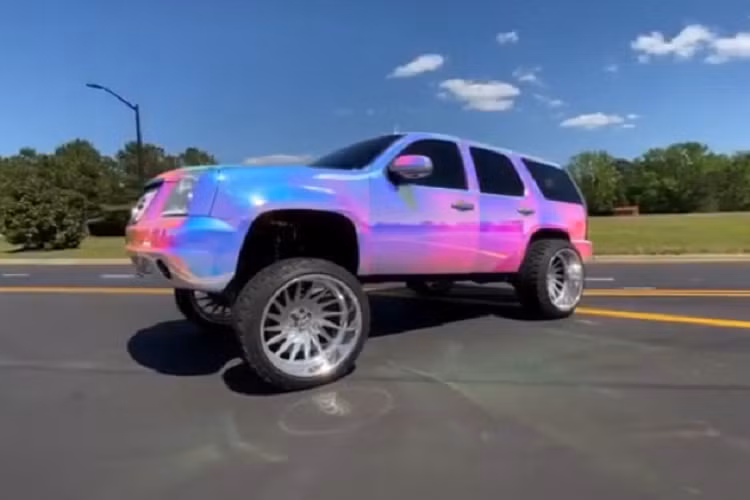 Để có được một dáng đứng “ngẩng đầu” cực khiêu khích, chiếc xe có trang bị một hệ thống treo độ đặc biệt mà làm nâng phía trước lên khoảng 30 cm trong khi hạ thấp phía sau một chút.