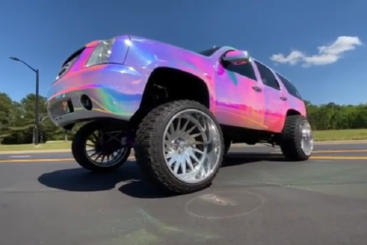 Không rõ nguồn cảm hứng nào đã thúc đẩy chủ xe quyết định tạo nên tư thế như vậy, nhưng không thể phủ nhận là quyết định này đã biến chiếc GMC Yukon màu mè nhưng tẻ nhạt thành một cỗ máy khiến ai cũng phải ngoái đầu nhìn.