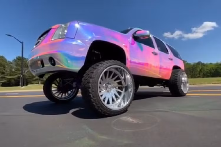 Không rõ nguồn cảm hứng nào đã thúc đẩy chủ xe quyết định tạo nên tư thế như vậy, nhưng không thể phủ nhận là quyết định này đã biến chiếc GMC Yukon màu mè nhưng tẻ nhạt thành một cỗ máy khiến ai cũng phải ngoái đầu nhìn.