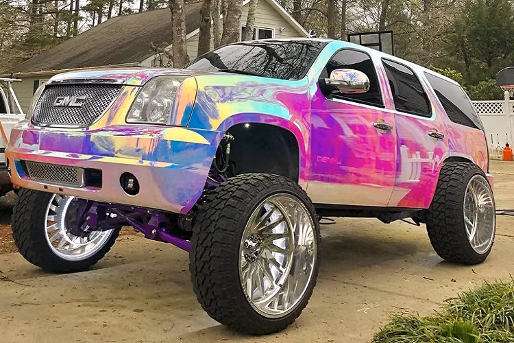 Chiếc xe GMC Yukon Denali 2007 mà chúng ta nói đến ở đây trông cực kỳ lố bịch, màu mè đến mức có lẽ nhiều người không tin là nó có thực mà là một thứ xuất hiện trong video game như “Midnight Club” hoặc “Grand Theft Auto V”. 