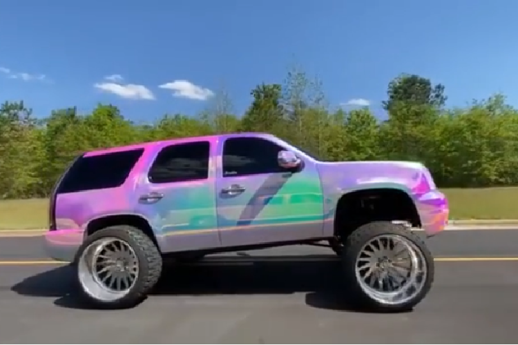 Yếu tố đầu tiên sẽ khiến người nhìn lập tức để ý là lớp vỏ bọc 7 sắc cầu vồng ngoài ngoại thất và thực sự khiến chiếc GMC Yukon trông như bước ra từ một trò chơi điện tử. Tiếp theo, bộ la-zăng độ khổng lồ càng khiến nó trở nên nổi bật trên đường phố.