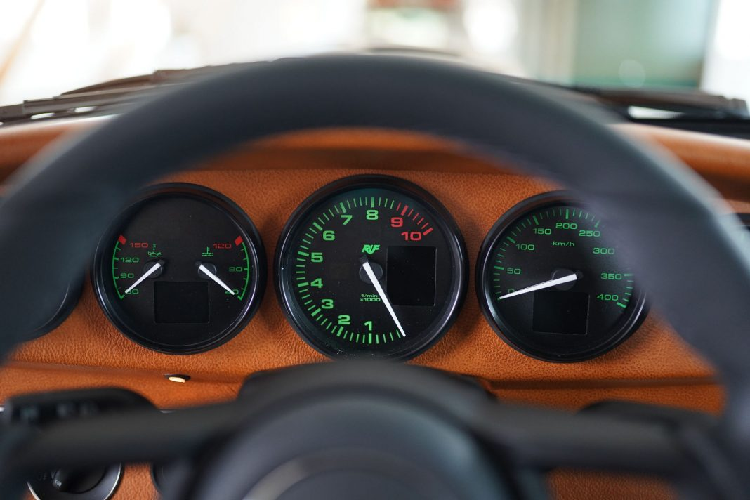 Trên SCR 2020, RUF trang bị cho xe khối động cơ boxer 6 xylanh, dung tích 4,0 lít hút khí tự nhiên, sản sinh công suất cực đại 510 mã lực tại tua máy 8.270 vòng/phút và mô-men xoắn cực đại 469 Nm tại tua máy 5.670 vòng/phút. Sức mạnh này được truyền đến bánh sau thông qua hộp số sàn 6 cấp.