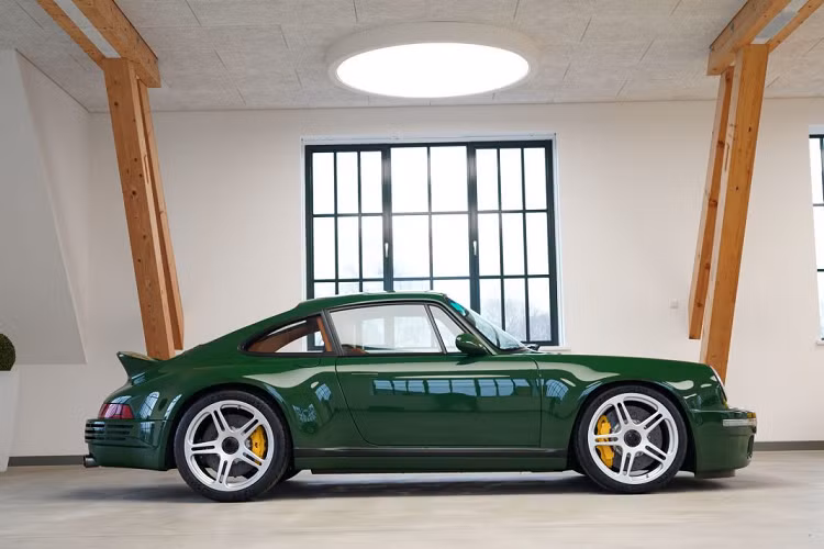 Từ bên ngoài, những đường nét quen thuộc của RUF và Porsche vẫn được nhìn thấy. Chiếc RUF SCR 2020 đầu tiên trên thế giới xuất hiện với ngoại thất màu xanh lá cùng nhiều chi tiết được phối màu đen và bạc bên ngoài như mâm lốp, viền cửa,… để tôn vinh lên thiết kế hoài cổ của xe.