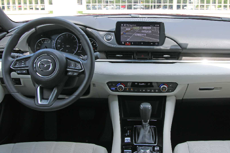 Mazda6 giữ nguyên kích thước nhưng tinh chỉnh ở ngoại hình, nhất là phần đầu xe. Mazda6 sẽ có mặt lưới tản nhiệt mới, đi cùng cụm đèn trước và sau được điều chỉnh thiết kế. Nội thất Mazda6 mới sẽ được bổ sung kết nối Apple CarPlay như những mẫu Mazda mới gần đây. Các chi tiết nội thất cũng được tinh chỉnh nhẹ. Các trang bị trợ lái và an toàn trên xe cũng hứa hẹn sẽ phong phú hơn với kiểm soát hành trình thích ứng, cảnh báo làn đường và giữ làn, phanh tự động,... 