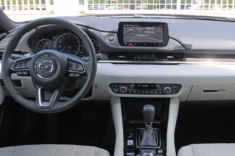 Mazda6 giữ nguyên kích thước nhưng tinh chỉnh ở ngoại hình, nhất là phần đầu xe. Mazda6 sẽ có mặt lưới tản nhiệt mới, đi cùng cụm đèn trước và sau được điều chỉnh thiết kế. Nội thất Mazda6 mới sẽ được bổ sung kết nối Apple CarPlay như những mẫu Mazda mới gần đây. Các chi tiết nội thất cũng được tinh chỉnh nhẹ. Các trang bị trợ lái và an toàn trên xe cũng hứa hẹn sẽ phong phú hơn với kiểm soát hành trình thích ứng, cảnh báo làn đường và giữ làn, phanh tự động,... 