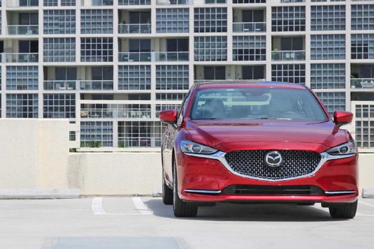 Tuy nhiên điều mà nhiều người quan tâm lúc này là giá xe Mazda6 2020 sẽ được Thaco bán ra ở mức bao nhiêu, bởi Mazda6 đời cũ đang được bán với giá từ 819 triệu đến 1 tỷ đồng. Trong khi đó, Mazda3 sedan mới hiện nay có giá 719 tới 919 triệu đồng. Nếu Mazda6 2020 định giá thấp sẽ lại tự cạnh tranh với của Mazda3